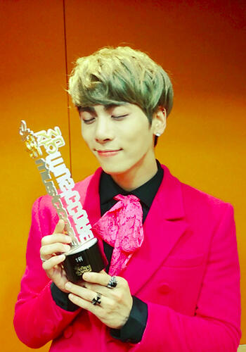 Jonghyun com o troféu