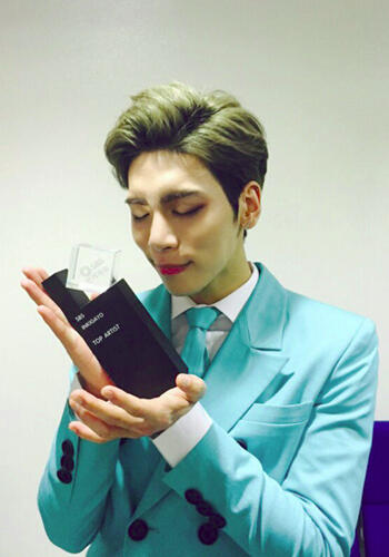 Jonghyun com o troféu